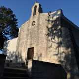 ... mentre sull�apice svetta un campanile a vela